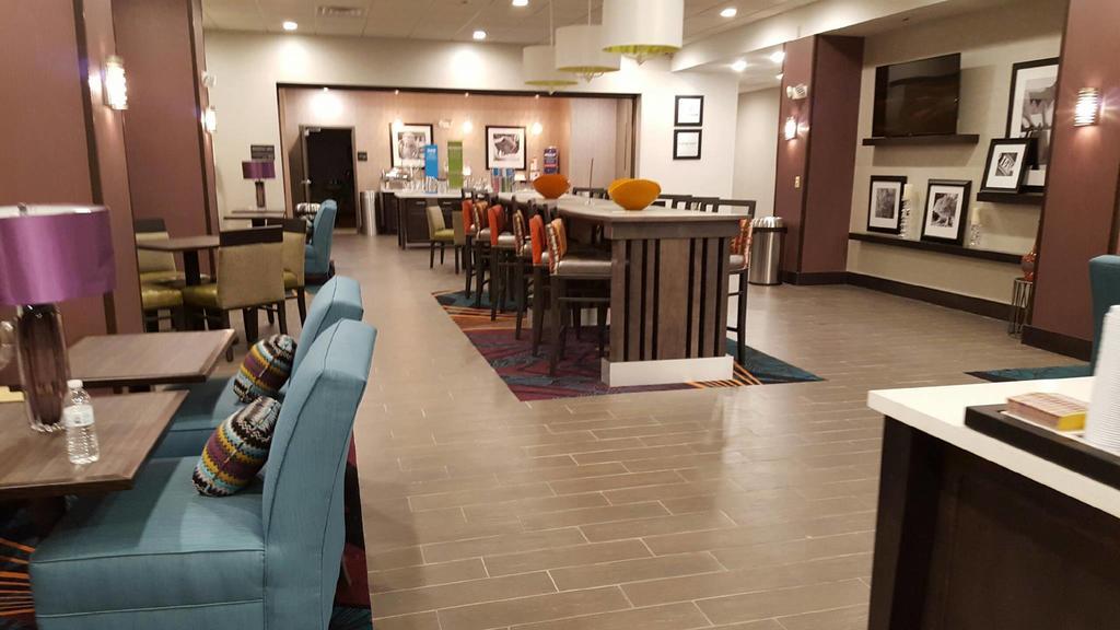 Hampton Inn Pratt Exterior foto