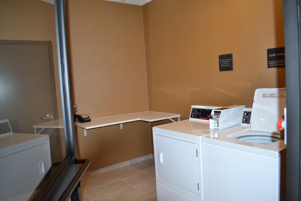 Hampton Inn Pratt Exterior foto