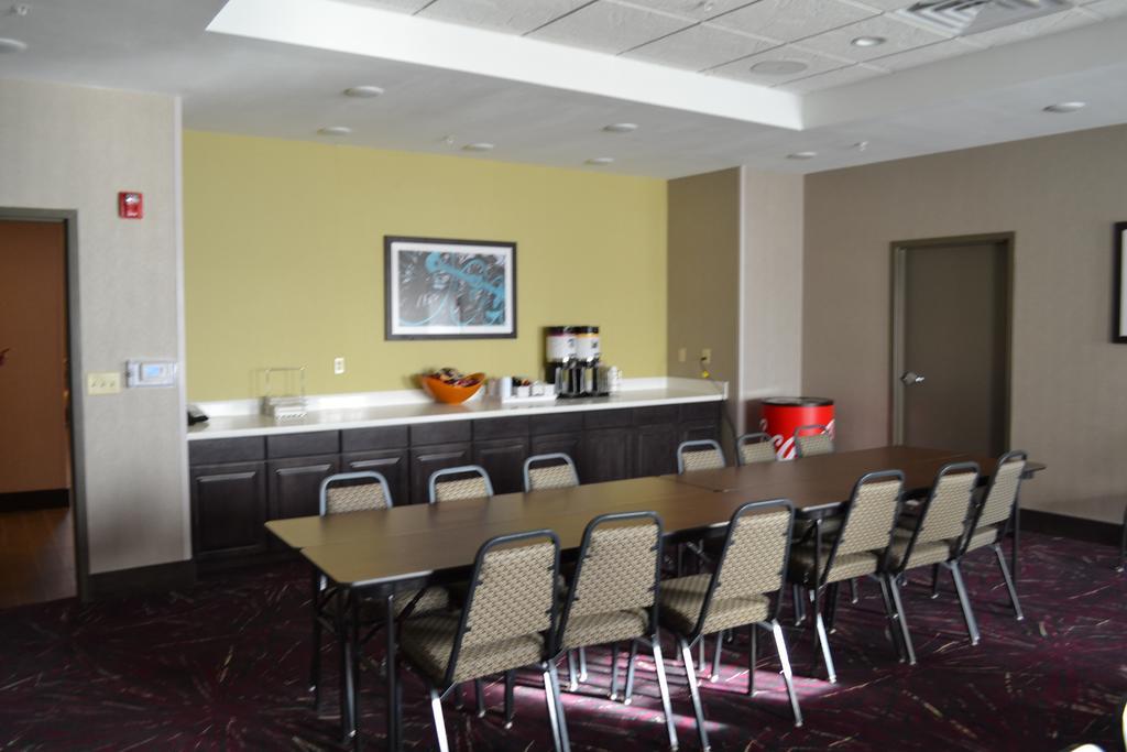 Hampton Inn Pratt Exterior foto