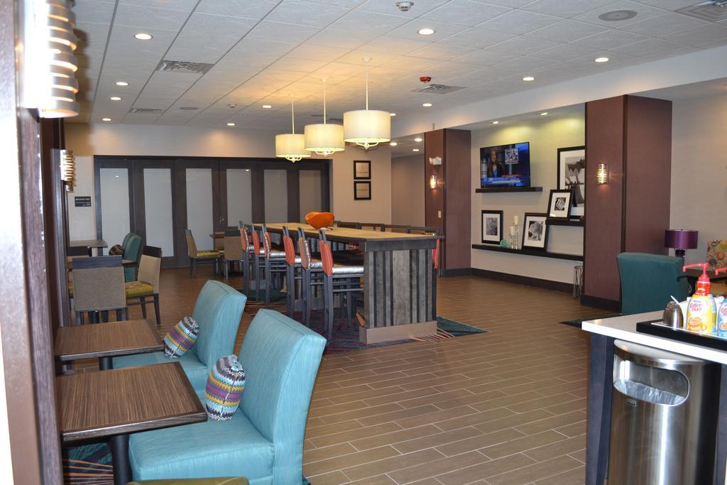 Hampton Inn Pratt Exterior foto