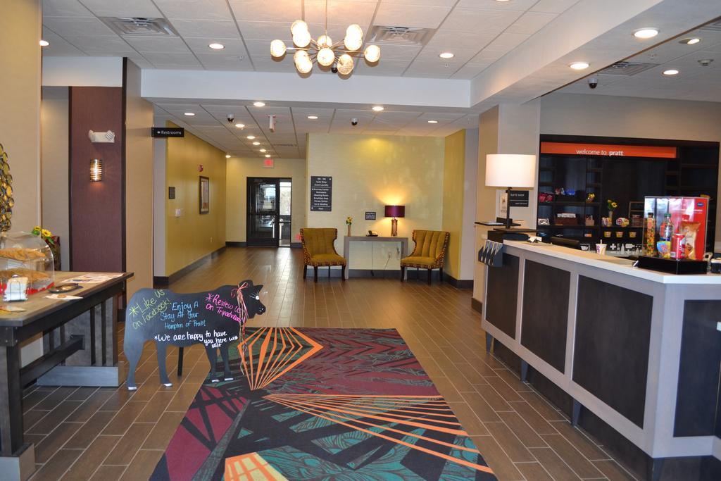 Hampton Inn Pratt Exterior foto