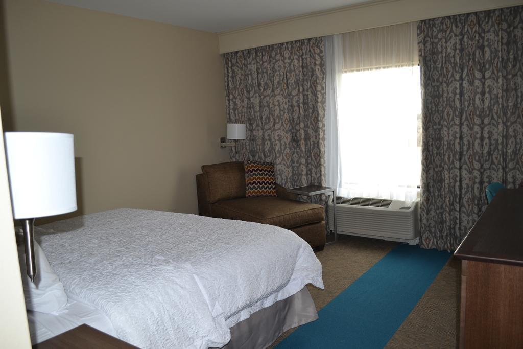 Hampton Inn Pratt Exterior foto