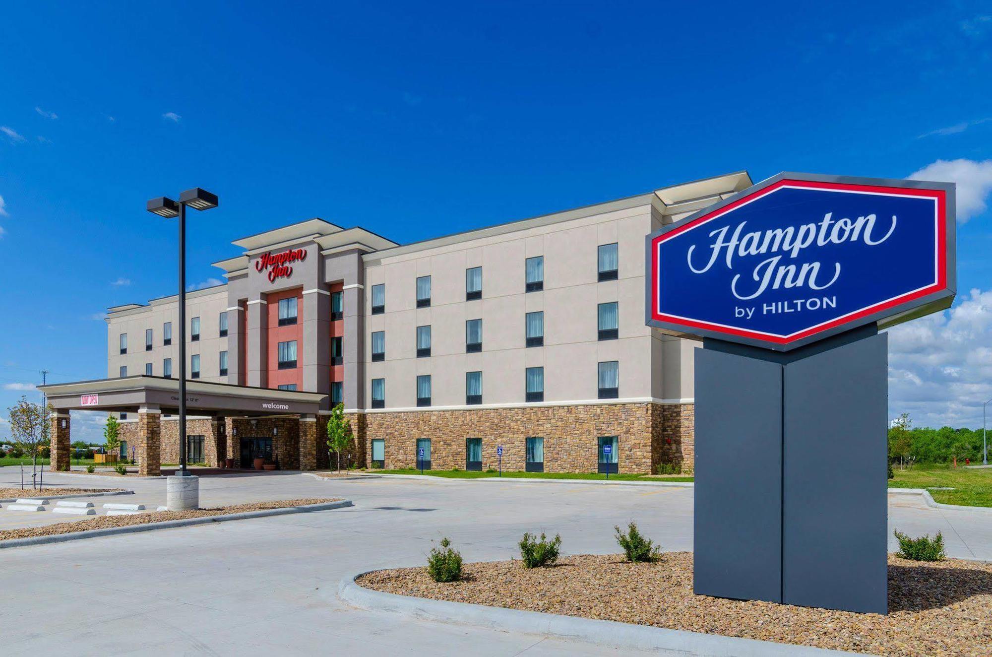 Hampton Inn Pratt Exterior foto