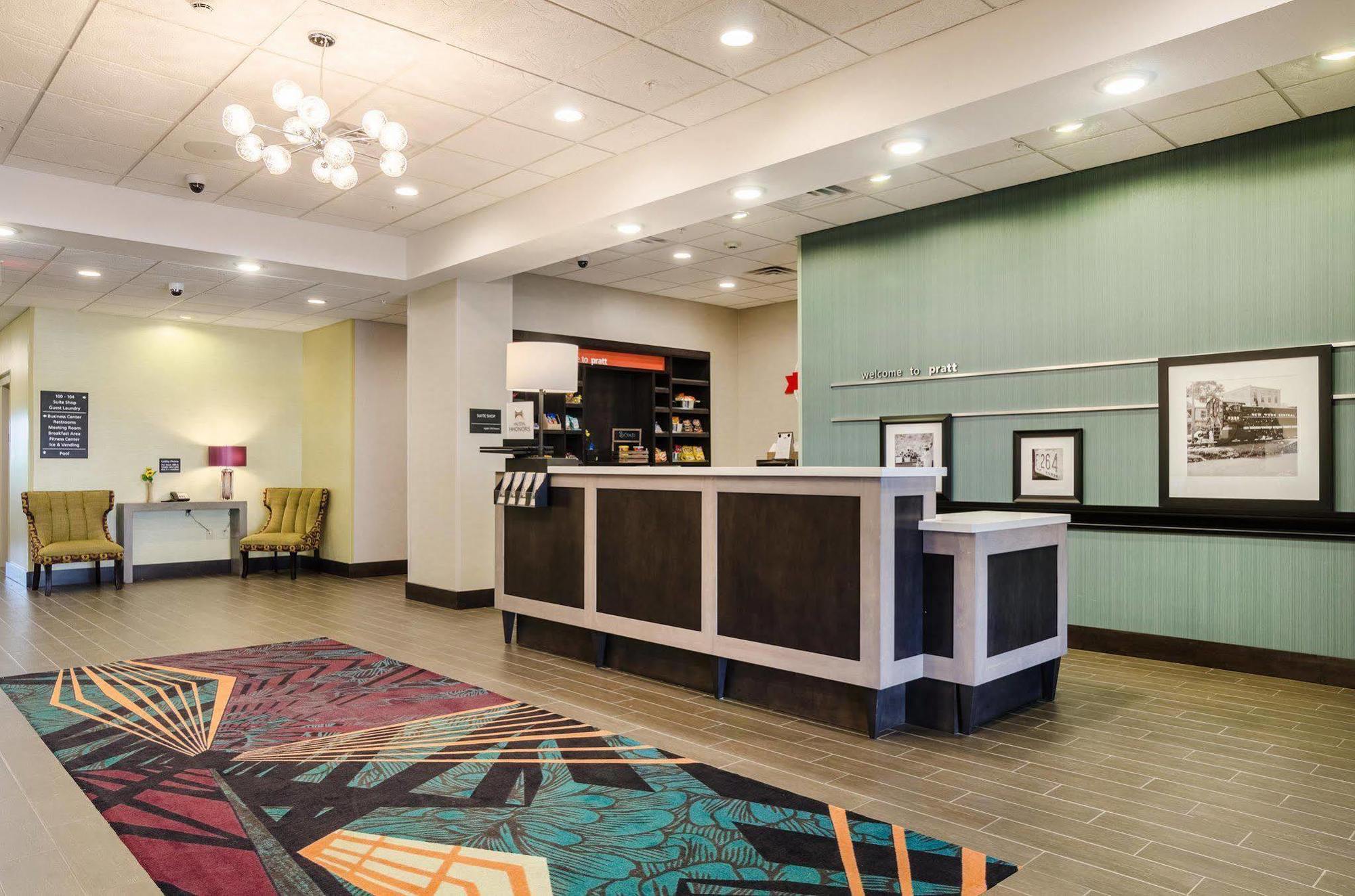 Hampton Inn Pratt Exterior foto