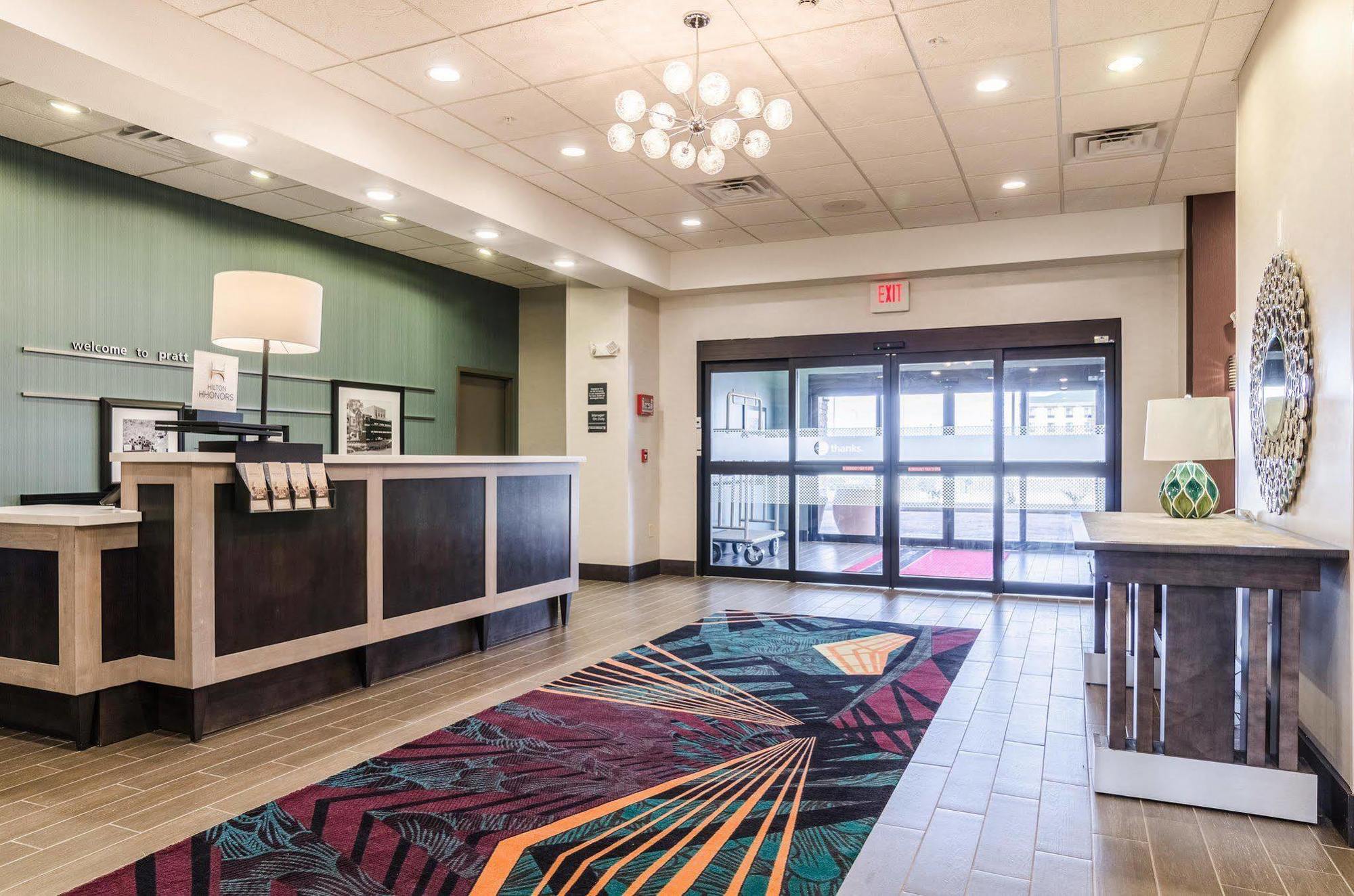 Hampton Inn Pratt Exterior foto