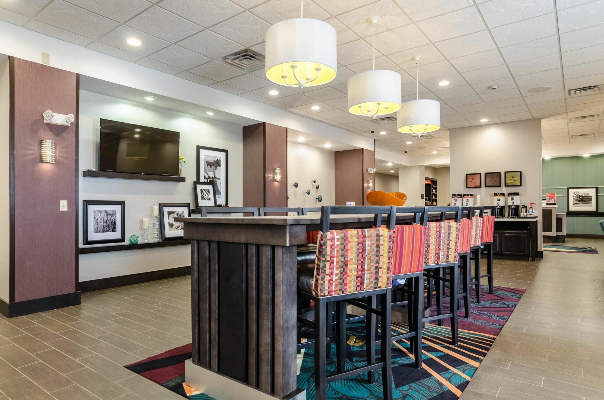 Hampton Inn Pratt Exterior foto