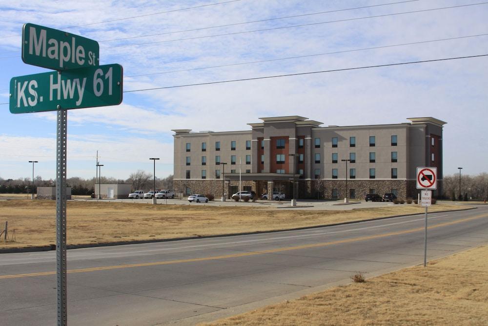 Hampton Inn Pratt Exterior foto