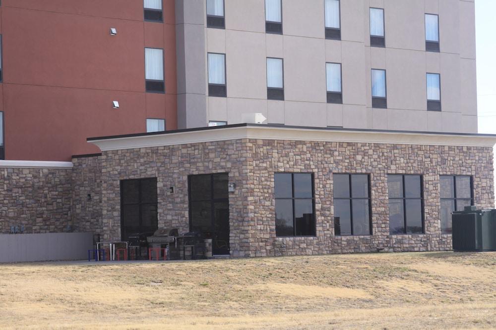 Hampton Inn Pratt Exterior foto
